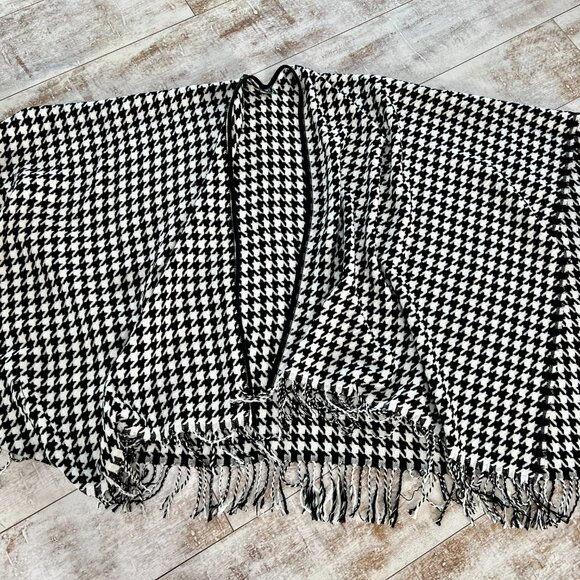 Classic Black and White Houndstooth Pattern Cape/Poncho/Shawl - Picture 6 of 9